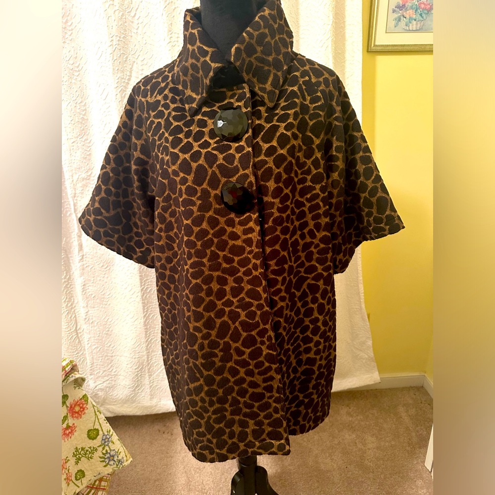 Short sleeve animal print swing jacket